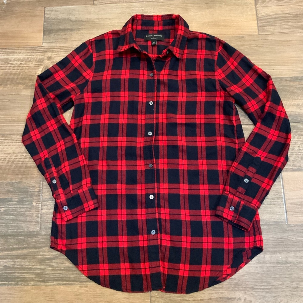 Banana Republic women XS red and black plaid flannel shirt -boyfriend fit
